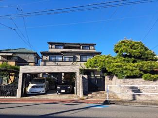 【外観】 | さいたま市北区宮原町中古戸建 | 重厚感のある3階建ての邸宅です。前面南東道路12ｍに接道し、日当たり良好です。