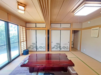 【和室】 | さいたま市北区宮原町中古戸建 | 純和風の二間に仕切れる空間は、お客様の接客、商談等にも適しています。欄間もオーナー様こだわりのポイントです。