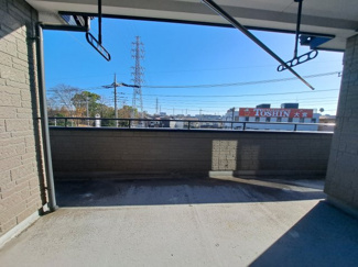 【バルコニー】 | さいたま市北区宮原町中古戸建 | 広い屋根付きのバルコニーで、洗濯物も布団もゆったり干せます。