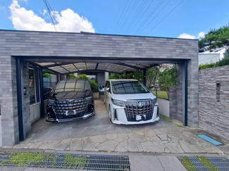 【駐車場】 | さいたま市北区宮原町中古戸建 | 高級感のあるオシャレな玄関。防犯対策もしっかりしております。車をお持ちの方に嬉しい駐車場付きの物件です