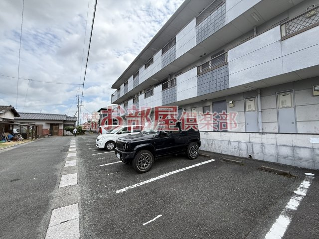 セレクトハイツの駐車場|車をお持ちの方に嬉しい駐車場付きの物件です