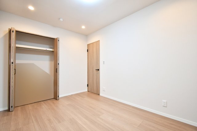 ライオンズガーデン武里の洋室|洋室②6.5帖：クローゼットは各部屋に備わっておりますので、家族それぞれで洋服収納をすることも可能です。また、上下セパレートになっているため衣替えもしやすく、ハンガーパイプで家事時短にも◎！