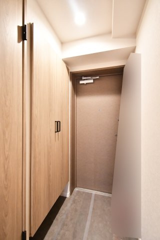 ライオンズガーデン武里の玄関|玄関は広めに設計されておりますので、お子様と並んで靴を一緒に履く事もできます！トールサイズのシューズボックスですので、ご家族分の靴がしっかり収納する事ができます。