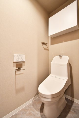 ライオンズガーデン武里のトイレ|トイレ：奥行きにゆとりがあり、圧迫感の少ないトイレスペース。吊戸棚付きで、トイレットペーパーなどの備品補充も楽々行えます。掃除用具をしまうと清潔感も消す事ができ、イマドキなお部屋にできます。