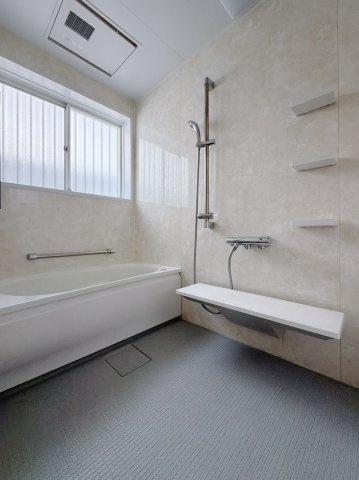 【中古戸建】熊谷市万吉の浴室|■浴室｜足を伸ばしてゆったりと入浴ができる1坪タイプのバスルームです♪備え付けの棚には家族一人一人のシャンプーを分けて置くことができます♪バスルームをいつもすっきりと使えますね♪