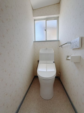 【中古戸建】熊谷市万吉のトイレ|■トイレ｜白を基調とした清潔感溢れるトイレになっています。トイレには窓がついていますので常に換気をすることができ清潔を保てます。