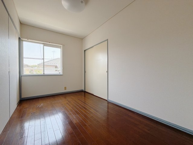 【中古戸建】熊谷市万吉の洋室|■洋室｜木のぬくもりを感じるフローリングは、天然木の味わいが時とともに深みを増していきます。また、傷にも強く、フリーワックスでお手入れもラクラクです♪