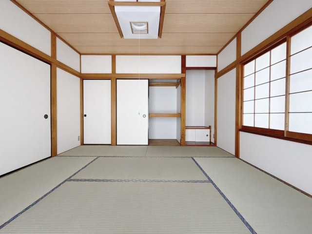 【中古戸建】熊谷市万吉の和室|■和室｜和室を書斎にしたり、冬にはコタツを敷いて家族みんなで年越しをするのもいいですね。家族みんなのお気に入りの空間になります♪