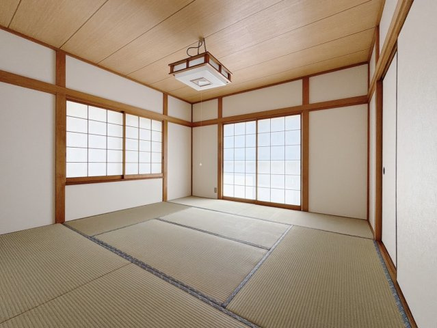 【中古戸建】熊谷市万吉の和室|■和室｜フローリングでは感じることのできない圧倒的な寛ぎやすさを実感してください。周りを気にせず寝そべれば心地の良い時間を過ごせます♪