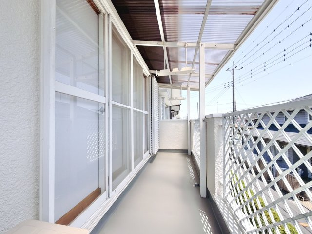 【中古戸建】熊谷市万吉のバルコニー|■バルコニー｜あたたかな陽のひかりを浴びることのできるバルコニー。お洗濯物やお布団を干せば、家族みんなが気持ちよく暮らすことができます(*^^*)