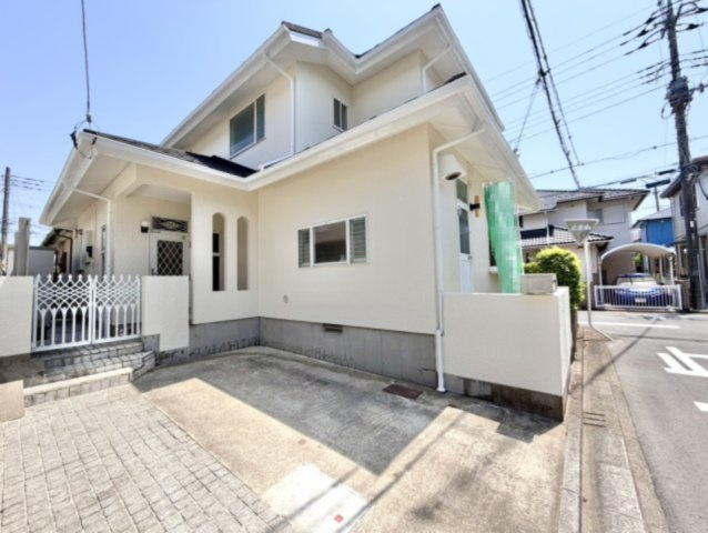 【中古戸建】熊谷市万吉の外観|■外観｜光をやさしく反射する外壁により、日中はより開放的で爽やかな印象となり、住まい全体を明るく見せてくれます♪