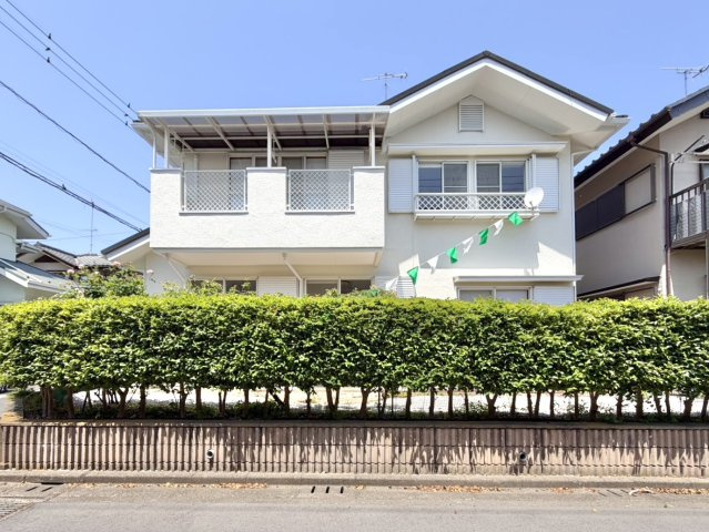 【中古戸建】熊谷市万吉の外観|■外観｜光をやさしく反射する外壁により、日中はより開放的で爽やかな印象となり、住まい全体を明るく見せてくれます♪