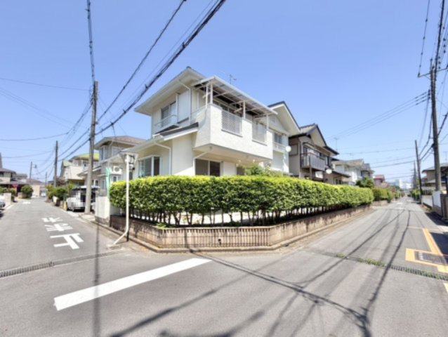 【中古戸建】熊谷市万吉の前面道路含む現地写真|■外観｜角地に位置しているため開放感があり、日当たりや風通しも良好で、快適な生活環境が整っています♪