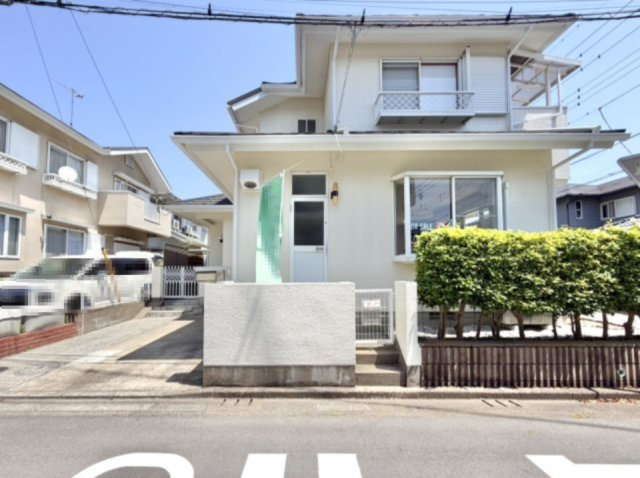【中古戸建】熊谷市万吉の外観|■外観｜南側のお庭なので暗くなりがちな夕方も明るい印象にしてくれます♪道路から離れたお庭なのでお子様が外で遊ぶ際も安心です♪リビングからお庭が見える子育て世帯にも嬉しい設計です♪