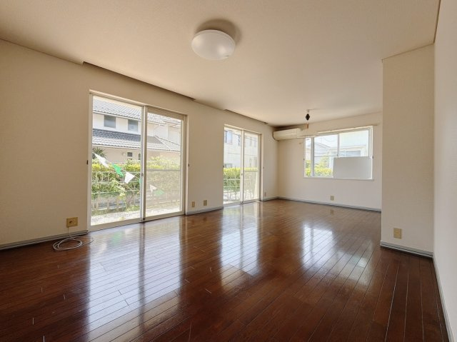 【中古戸建】熊谷市万吉の居間・リビング|■リビング｜窓から射し込む陽射しが縦横に広がり、あたたかな空間が形づくられています。ここはご家族の笑顔集まる憩いの空間です( ＾＾ )