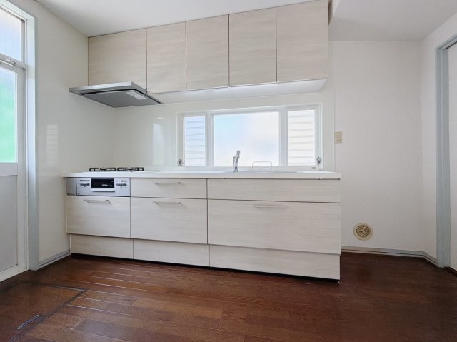 【中古戸建】熊谷市万吉のキッチン|■キッチン｜キッチンの部屋が独立している為、お料理時の油の臭いや煙などが隣接するお部屋に充満しにくい造りとなっています♪