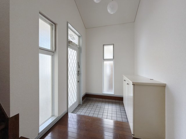 【中古戸建】熊谷市万吉の玄関|■玄関｜自然光がたっぷりと差し込む玄関。ご家族の靴がたくさんしまえる下駄箱付き♪