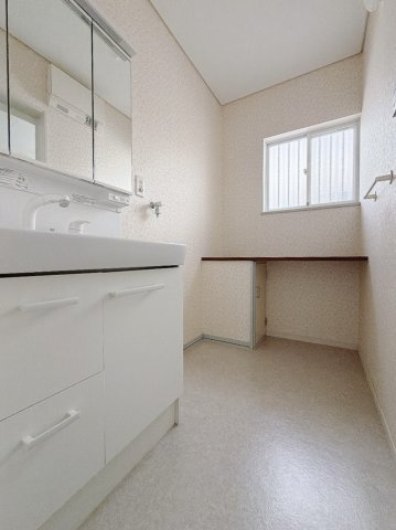 【中古戸建】熊谷市万吉の独立洗面台|■洗面室｜洗濯機を置いてもゆとりある広さの洗面脱衣室です♪三面鏡の洗面化粧台なので身支度もしやすくおしゃれが好きな方にも嬉しい設計です♪窓があるので換気の際も楽ちんです♪