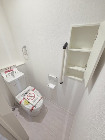 新築　太田市金山町2期　1号棟のトイレ|現地写真　トイレは洗浄機能付きです！壁面収納も嬉しいですね♪