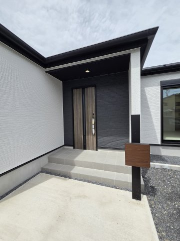 新築　太田市金山町2期　1号棟の玄関|現地写真　TVモニター付きドアホンはポストと一体型！