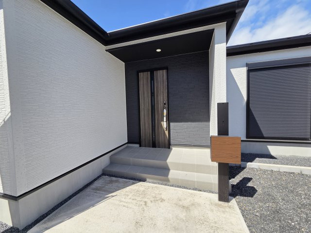 新築　太田市金山町2期　1号棟の玄関|現地写真　TVモニター付きドアホンはポストと一体型！