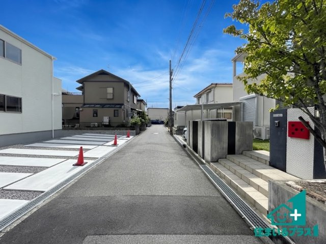 ★26(土)27(日)現地見学可能！★近江八幡市安土町下豊浦　第1期　限定1邸の前面道路含む現地写真|周辺は閑静な住宅街！前面道路広々で車の出し入れも便利です。駐車が苦手な方でも安心して車庫入れできます！