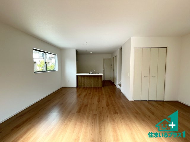 ★26(土)27(日)現地見学可能！★近江八幡市安土町下豊浦　第1期　限定1邸の居間・リビング|日当たり良好の明るいリビングで朝の目覚めもスッキリできそう！対面キッチンでご家族のコミュニケーションも自然と増える設計！小さなお子様が遊ぶスペースを作っても広々とくつろげるLDK！