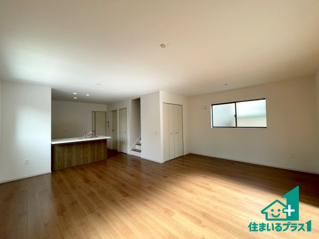 ★3(土)4(日)現地見学可能！★近江八幡市安土町下豊浦　第1期　限定1邸の居間・リビング|日当たり良好の明るいリビングで朝の目覚めもスッキリできそう！対面キッチンでご家族のコミュニケーションも自然と増える設計！小さなお子様が遊ぶスペースを作っても広々とくつろげるLDK！