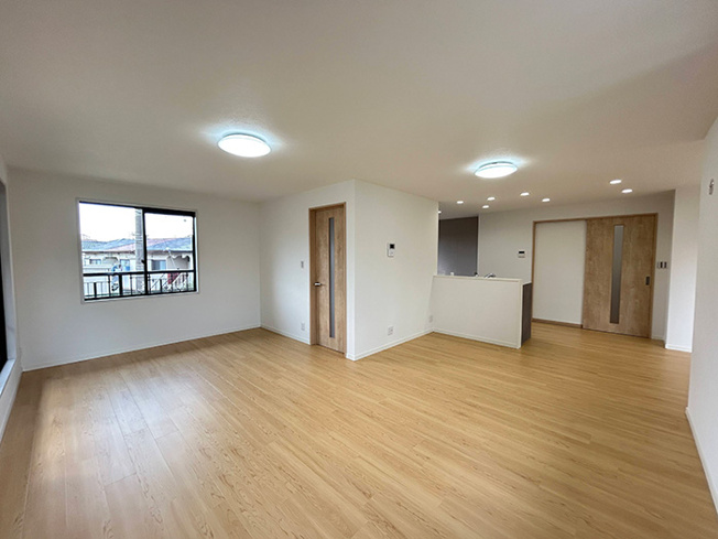 【居間・リビング】 | アトムセレクト船橋市新高根３丁目中古戸建て | 2階LDK約24帖　別角度から
