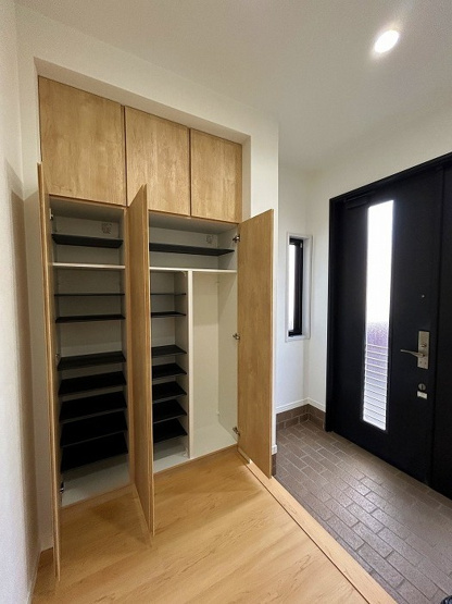 【玄関】 | アトムセレクト船橋市新高根３丁目中古戸建て | 大容量のシューズボックス付き玄関