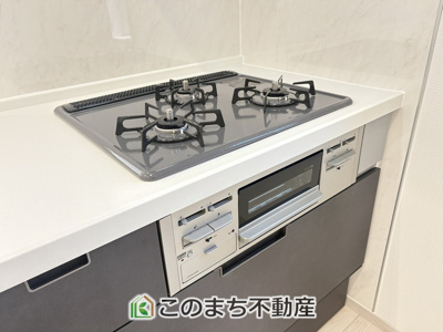 【キッチン】 | いろどりアイタウン古河市諸川23-P1　 | 3口ビルトインコンロで同時調理可能♪時短家事につながりますね♪