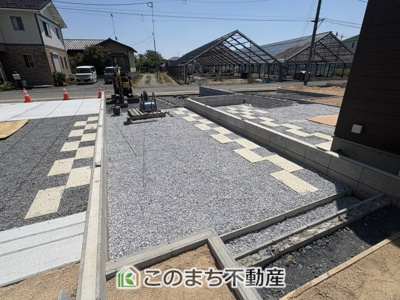 【駐車場】 | いろどりアイタウン古河市諸川23-P1　 | 広々とした駐車場は最大で3台駐車可能（車種による）