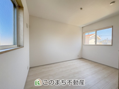【内装】 | いろどりアイタウン古河市諸川23-P1　 | 2面採光の明るい室内♪
