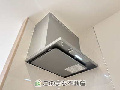 【設備】 | いろどりアイタウン古河市諸川23-P1　 | シンプルながらお料理の匂いをスッキリ吸引するレンジフード☆