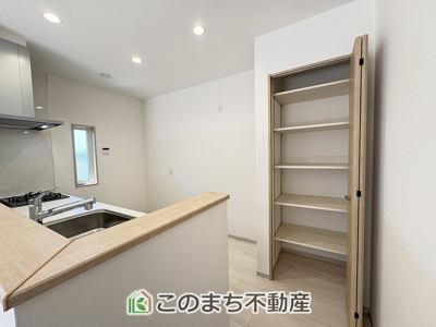 【収納】 | いろどりアイタウン古河市諸川23-P1　 | キッチン横には食器の収納に便利なパントリーが付いております☆