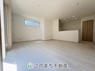 【居間・リビング】 | いろどりアイタウン古河市諸川23-P1　 | 開放感のある広々リビング。たくさんの日差しがご家族の団らんを明るく照らします♪