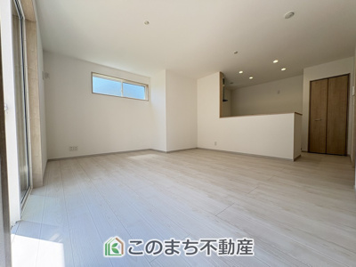 【居間・リビング】 | いろどりアイタウン古河市諸川23-P1　 | 開放感のある広々リビング。たくさんの日差しがご家族の団らんを明るく照らします♪