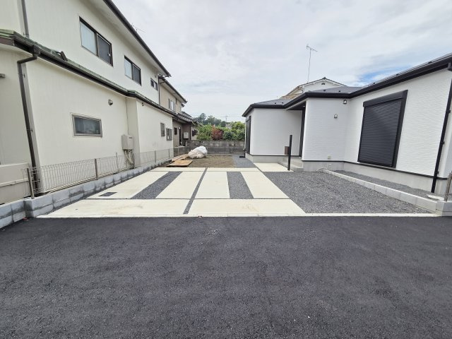 新築　太田市金山町2期　GRAFARE　１号棟	の駐車場|現地写真　駐車スペースは並列3台分可能です！

