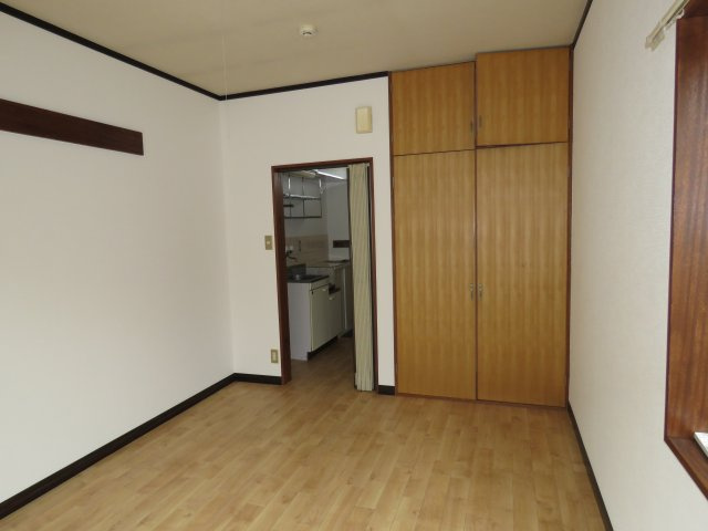 シャトルハイツの洋室