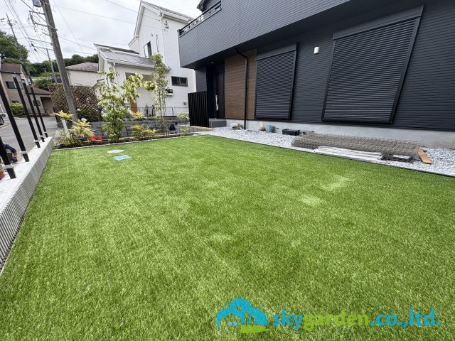 茅ヶ崎市芹沢１期　新築戸建　全１棟の庭|綺麗な人工芝の庭
