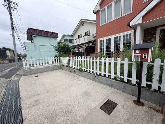 愛知郡東郷町春木台五丁目戸建の駐車場