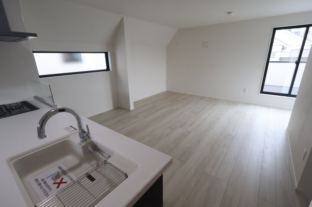 《仲介手数料無料》西東京市南町４丁目3-11新築一戸建てケイアイグレイスの居間・リビング