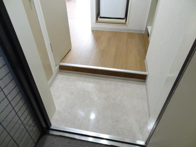 横須賀市公郷町２丁目の賃貸マンションの玄関
