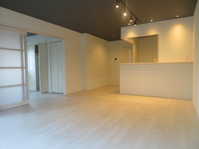 姫路市飾磨区西浜町１丁目の賃貸マンションの居間・リビング