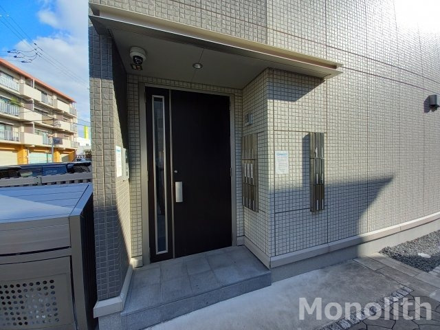 堺市西区鳳西町２丁のハイツのエントランス