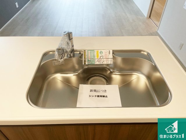 ★湖南市サイドタウン　第1期　新築一戸建ての独立洗面台|清潔感のある洗面台です。フラットな鏡は掃除がしやすく毎日清潔！ホースは引き出して使えるので洗顔やお掃除の際に便利です！