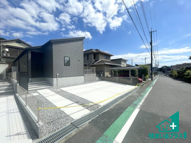 ★3(土)4(日)現地見学可能！★湖南市サイドタウン　第1期　ラスト1邸の前面道路含む現地写真|周辺は閑静な住宅街！前面道路広々で車の出し入れも便利です。駐車が苦手な方でも安心して車庫入れできます！