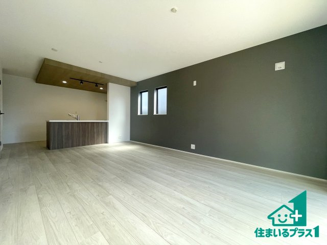 ★19(土)～23(祝)現地見学可能！★湖南市サイドタウン　第1期　新築一戸建ての居間・リビング|シンプルなリビングは、観葉植物等のインテリアを楽しめますね！パパ好みにも、ママ好みにも家具次第で雰囲気を変えることができます！