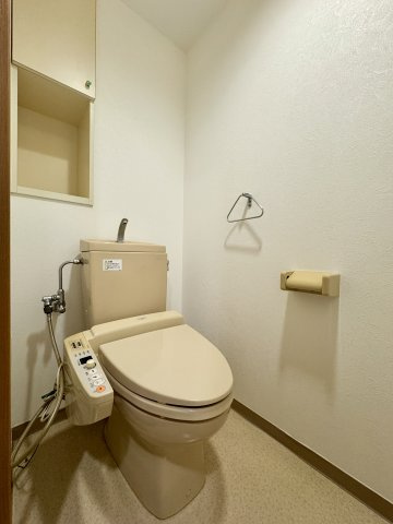 グラン・コートEAST25のトイレ|トイレにはちょっとした収納棚が付いておりますのでトイレ用品をストックしておけますよ。