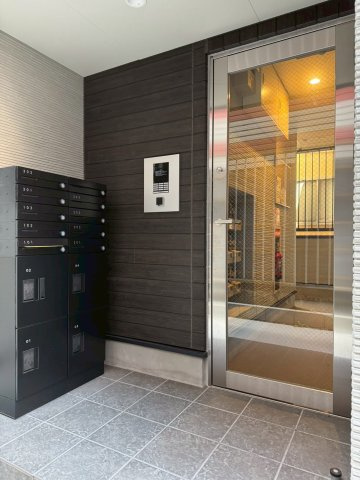 大阪市旭区赤川１丁目のアパートのエントランス